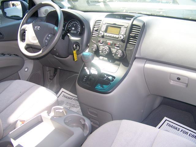 Kia Sedona 2010 photo 2