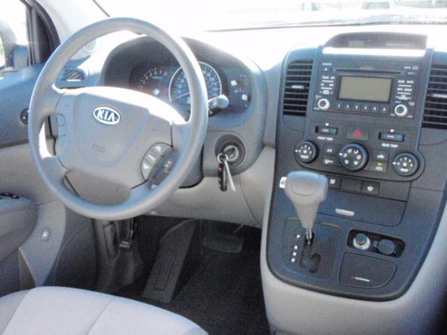 Kia Sedona 2010 photo 3