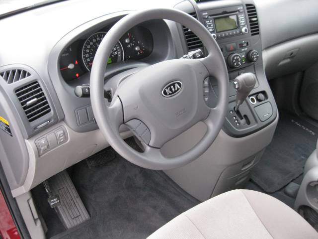 Kia Sedona 2010 photo 3