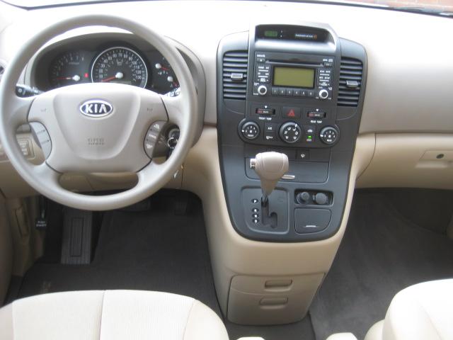 Kia Sedona 2010 photo 2