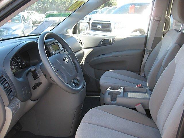 Kia Sedona 2010 photo 4