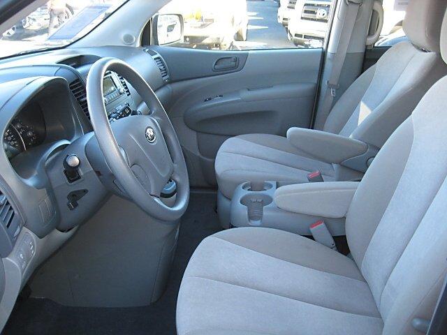 Kia Sedona 2010 photo 4