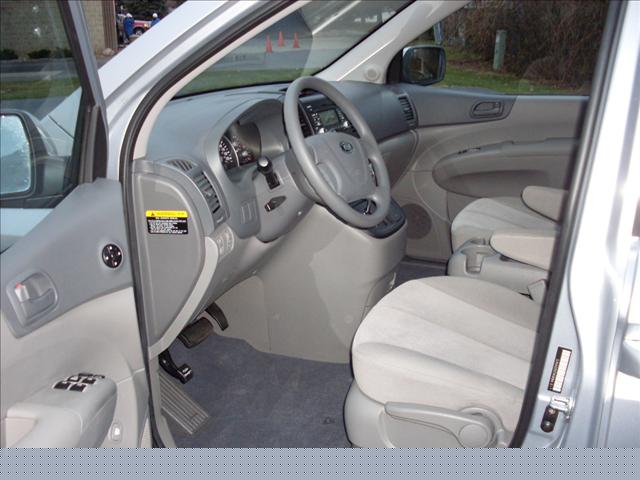 Kia Sedona 2010 photo 4