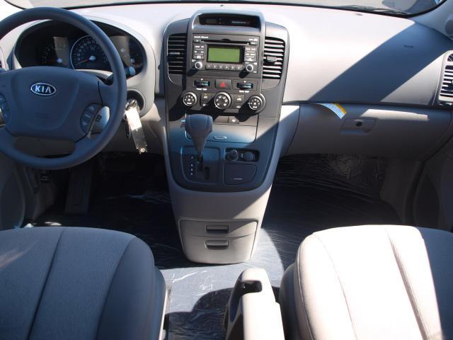 Kia Sedona 2011 photo 2