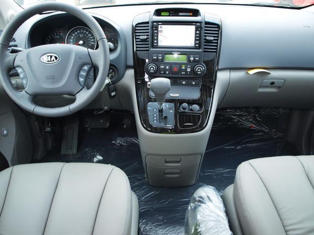 Kia Sedona 2011 photo 2