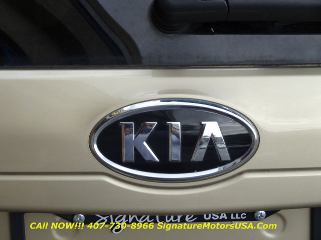 Kia Sedona 2011 photo 2