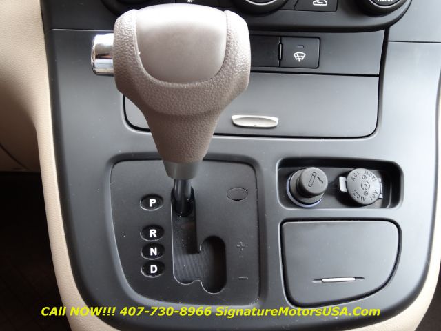 Kia Sedona 2011 photo 20