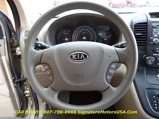 Kia Sedona 2011 photo 23