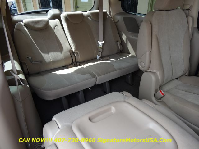 Kia Sedona 2011 photo 27