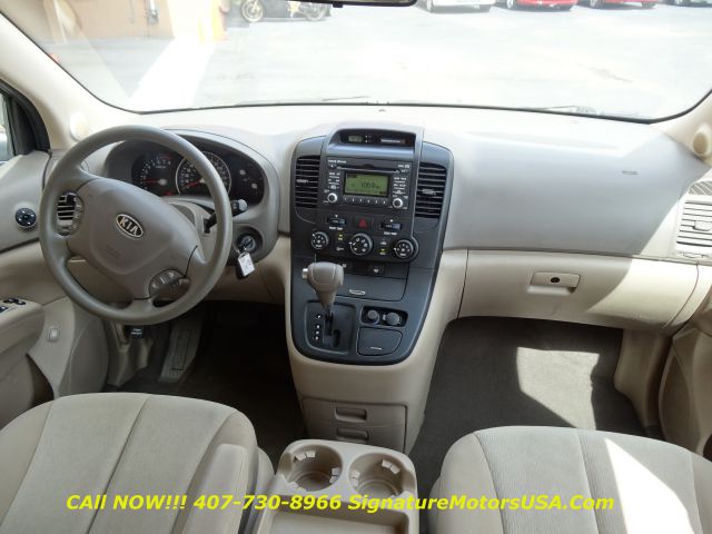 Kia Sedona 2011 photo 28