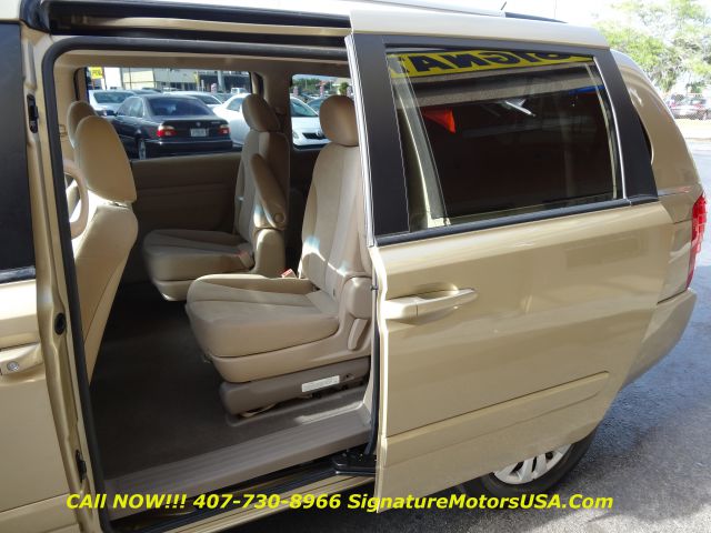 Kia Sedona 2011 photo 35