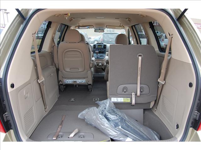 Kia Sedona 2011 photo 4