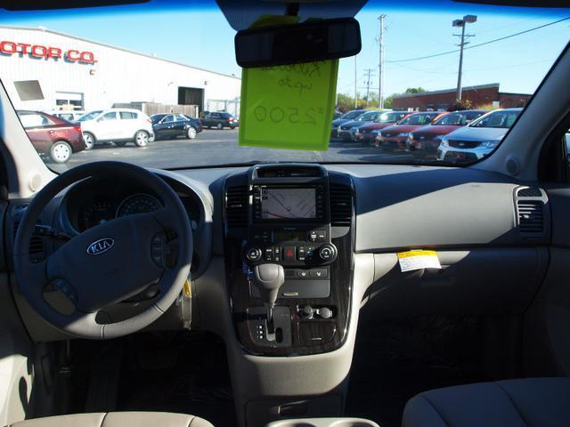 Kia Sedona 2011 photo 2