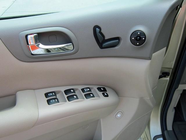 Kia Sedona 2011 photo 1