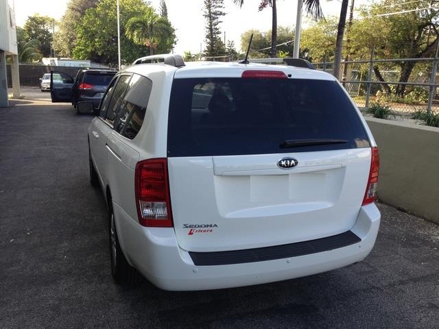 Kia Sedona 2012 photo 1