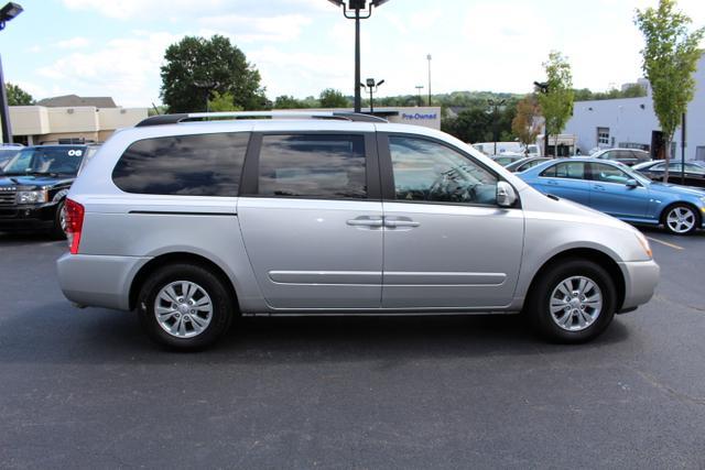 Kia Sedona 2012 photo 2