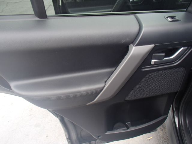 Land Rover LR2 2010 photo 16