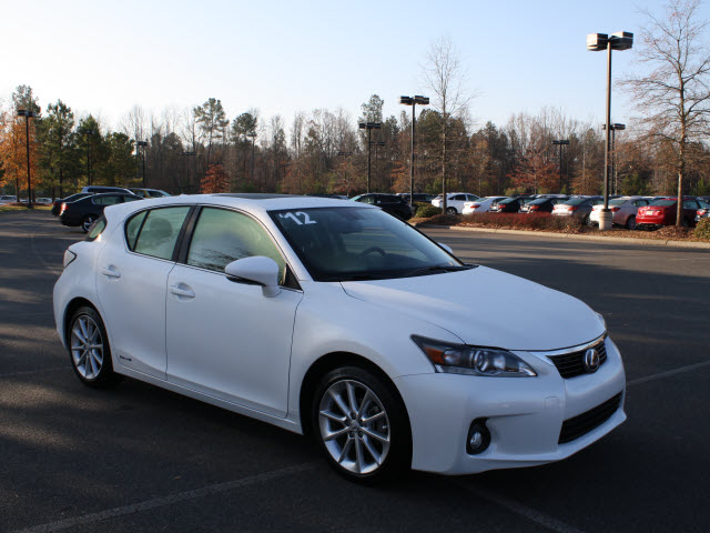 Lexus CT 200h 2012 photo 2