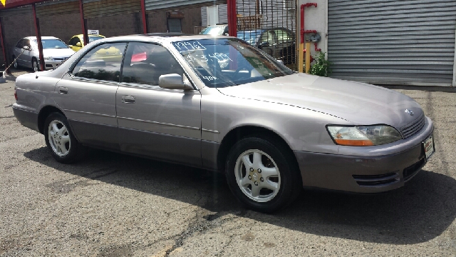 Lexus ES 300 1996 photo 2