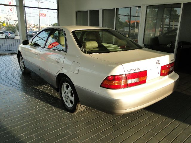 Lexus ES 300 Base Sedan