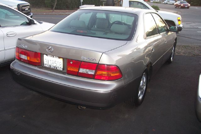 Lexus ES 300 Base Sedan