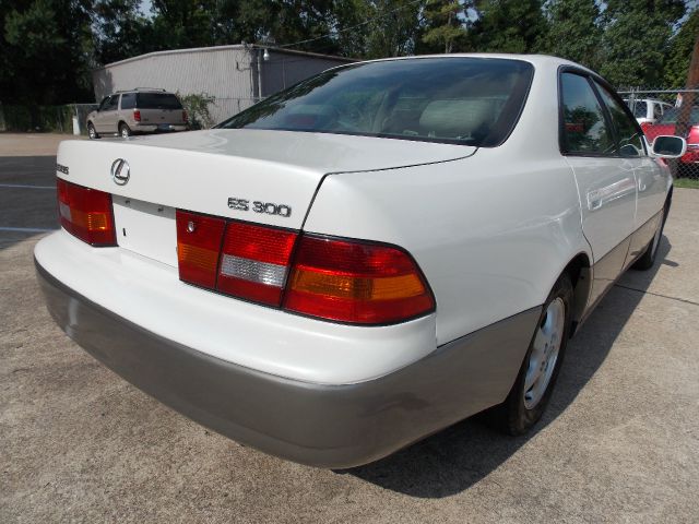 Lexus ES 300 1998 photo 2