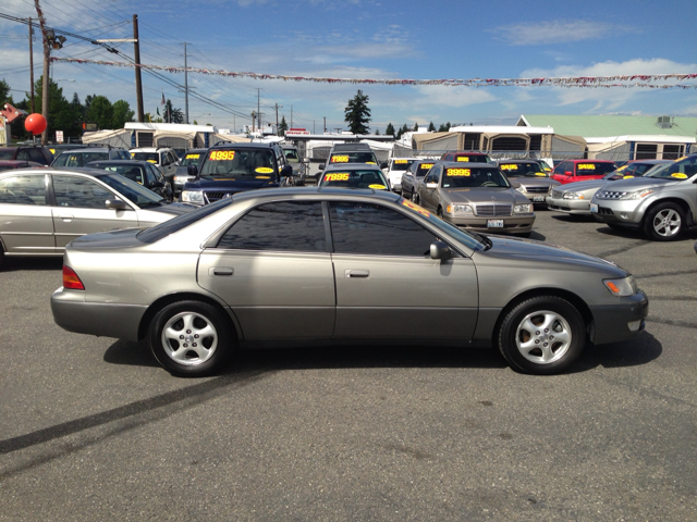 Lexus ES 300 Base Sedan