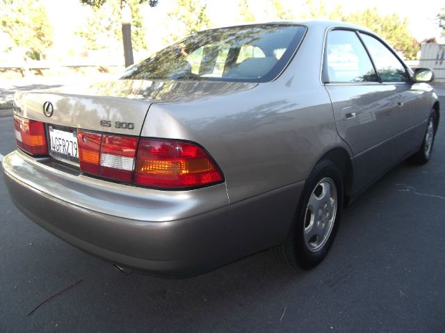 Lexus ES 300 Base Sedan