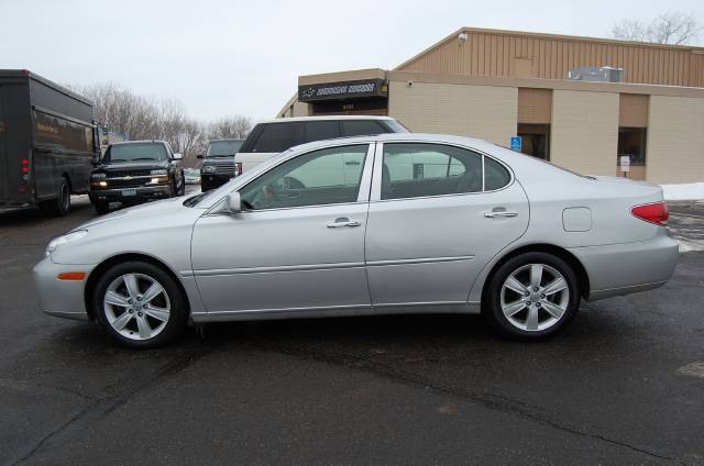 Lexus ES 330 SLT Mega Cab Diesel 4x4 Sedan