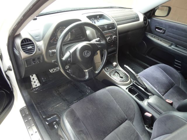 Lexus IS 300 2001 photo 2