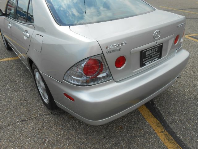 Lexus IS 300 2001 photo 2