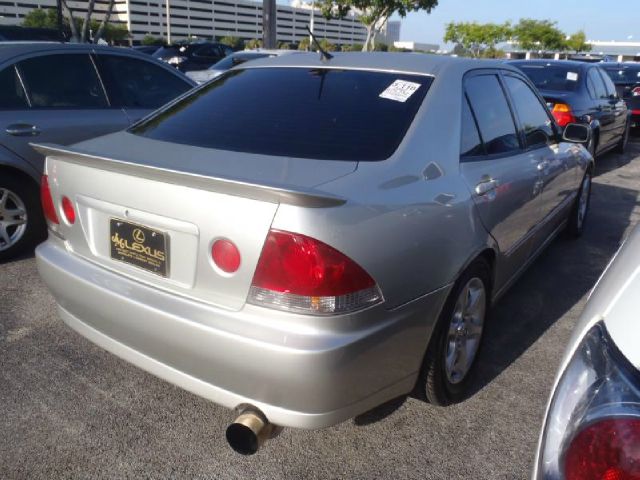 Lexus IS 300 2002 photo 2