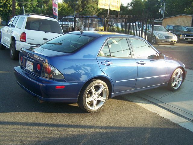 Lexus IS 300 2002 photo 2