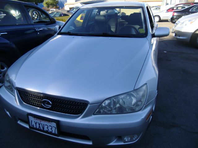 Lexus IS 300 2002 photo 2