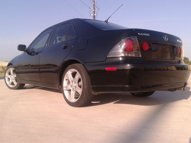 Lexus IS 300 2002 photo 2