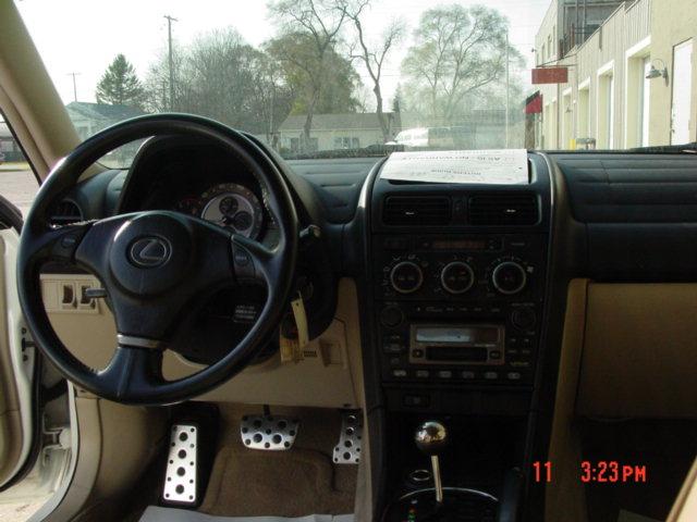 Lexus IS 300 2003 photo 3