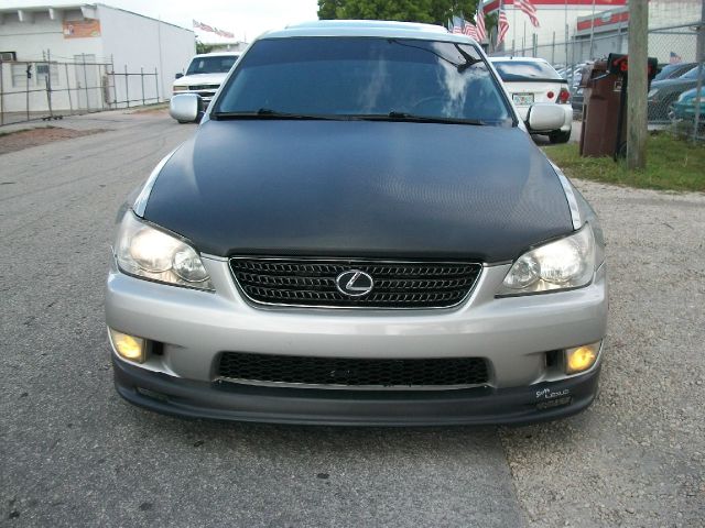 Lexus IS 300 2003 photo 2