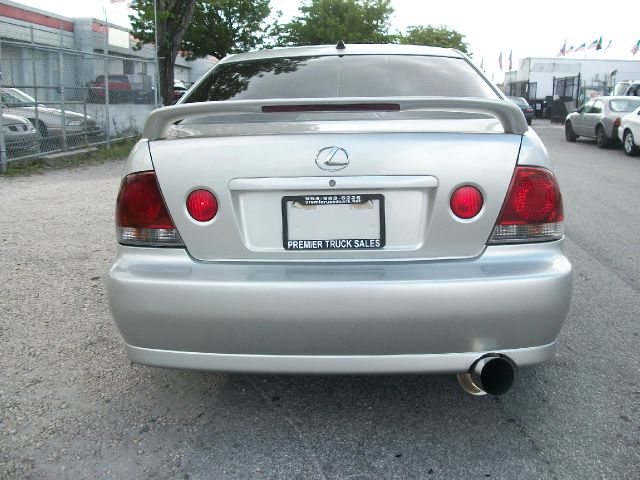 Lexus IS 300 2003 photo 3