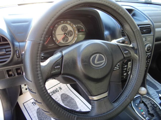 Lexus IS 300 2003 photo 2