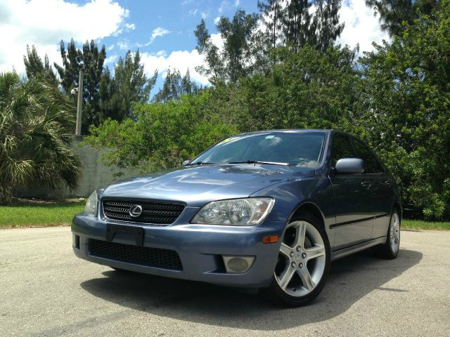 Lexus IS 300 2004 photo 2