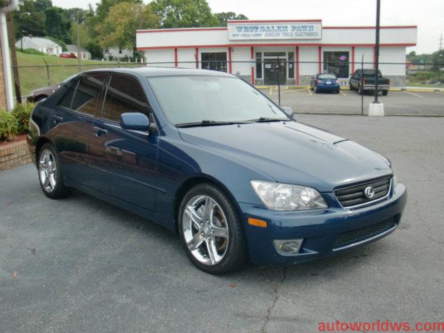 Lexus IS 300 2004 photo 2