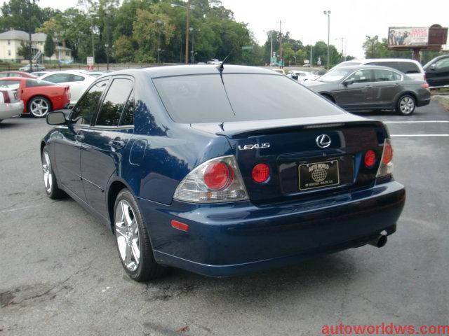 Lexus IS 300 2004 photo 3