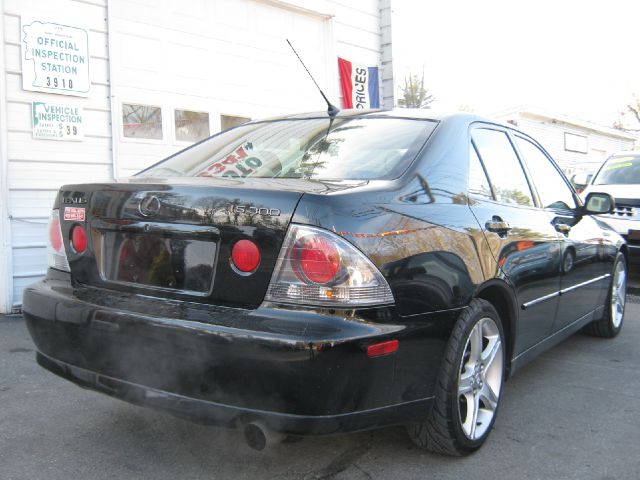 Lexus IS 300 2004 photo 2