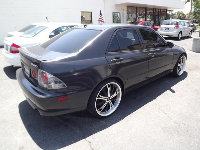 Lexus IS 300 2004 photo 2