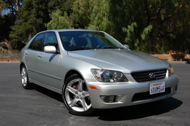 Lexus IS 300 2004 photo 2