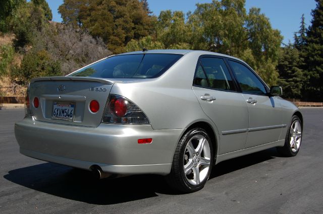 Lexus IS 300 2004 photo 4