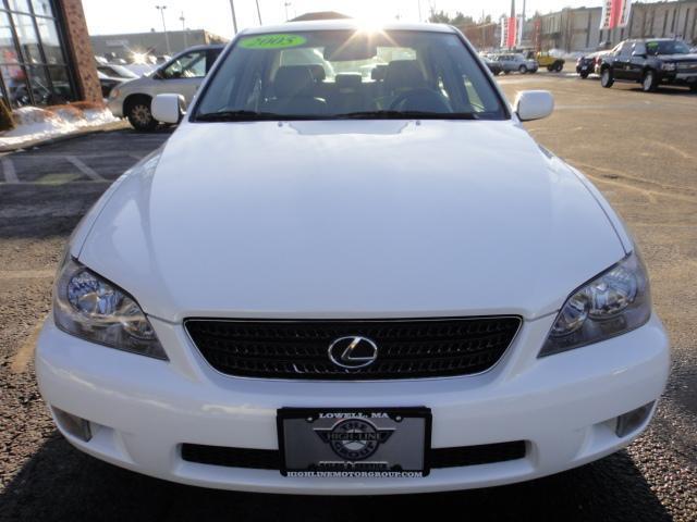 Lexus IS 300 2005 photo 2