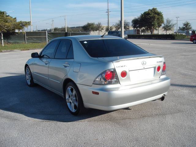 Lexus IS 300 2005 photo 2