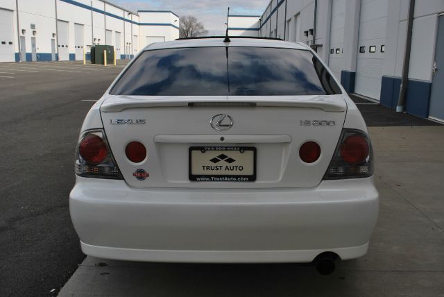 Lexus IS 300 2005 photo 2