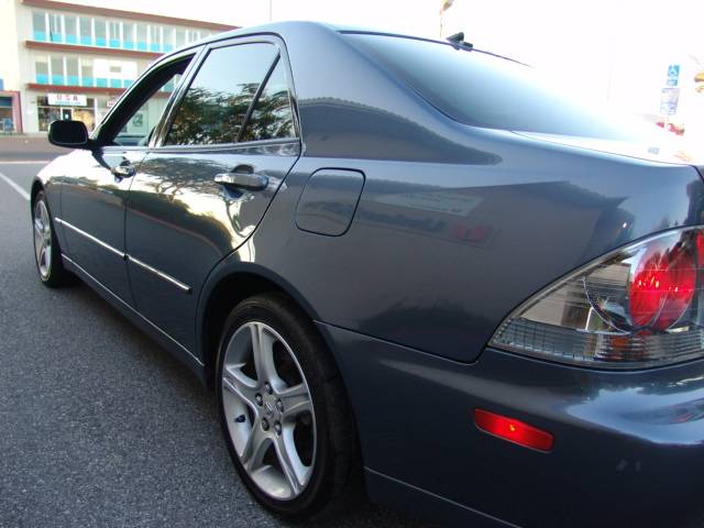 Lexus IS 300 2005 photo 2